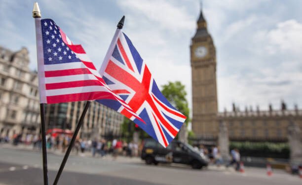 Work in the UK vs Working in the USA – A Comparative Analysis